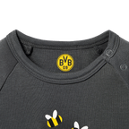 T-shirt à manches longues gris du BVB pour bébés, orné du logo du BVB et de détails représentant des abeilles aux couleurs noir et jaune, idéal pour les petits supporters du Borussia Dortmund.