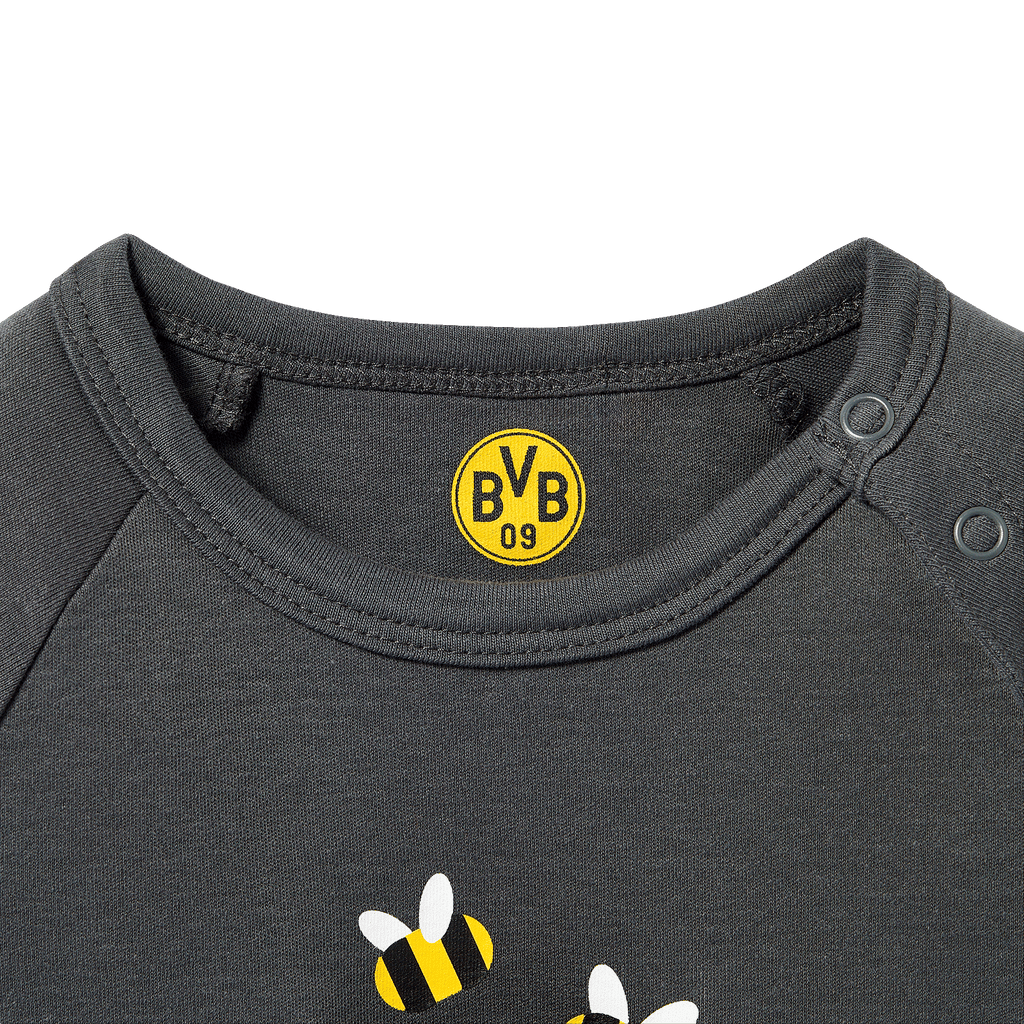 T-shirt à manches longues gris du BVB pour bébés, orné du logo du BVB et de détails représentant des abeilles aux couleurs noir et jaune, idéal pour les petits supporters du Borussia Dortmund.