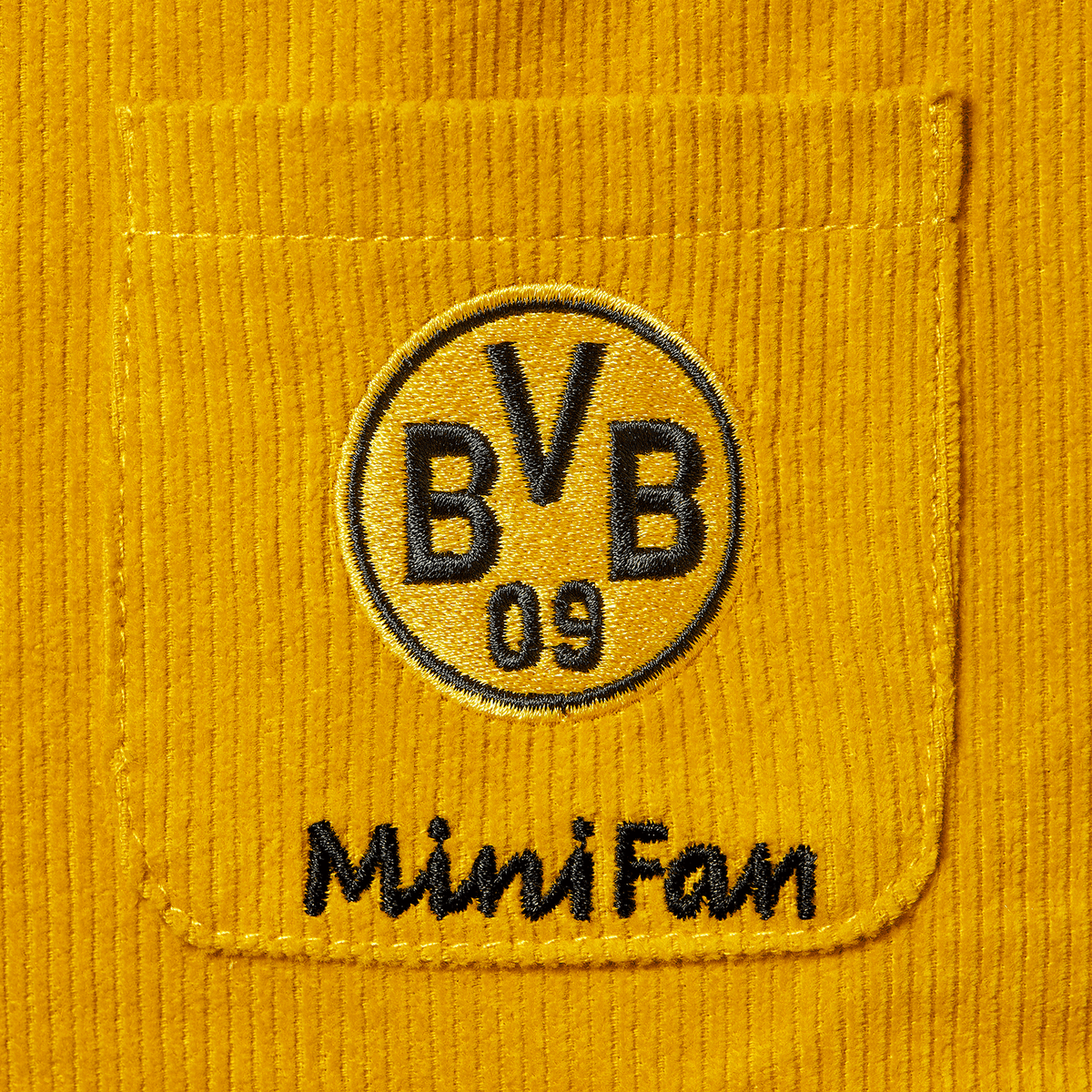 Pantaloni da bambino in velluto a coste gialli del BVB con logo BVB 09 ricamato e scritta “MiniFan” sulla tasca. Perfetti per i piccoli tifosi del Borussia Dortmund.
