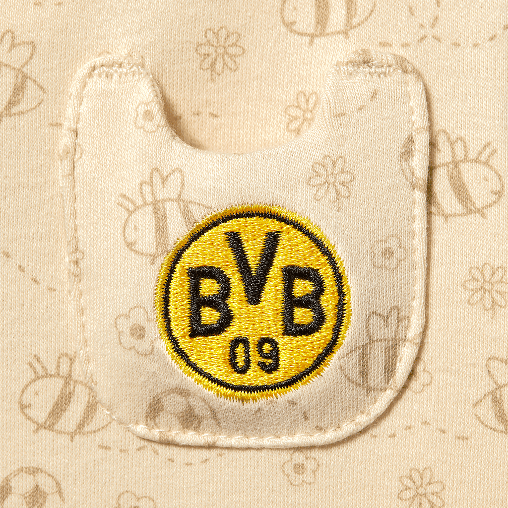 ベージュの生地にBVB 09のロゴとミツバチの柄が刺繍されたBVBベビーパジャマの詳細写真。小さなBVBファンにぴったりです。