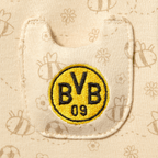 ベージュの生地にBVB 09のロゴとミツバチの柄が刺繍されたBVBベビーパジャマの詳細写真。小さなBVBファンにぴったりです。