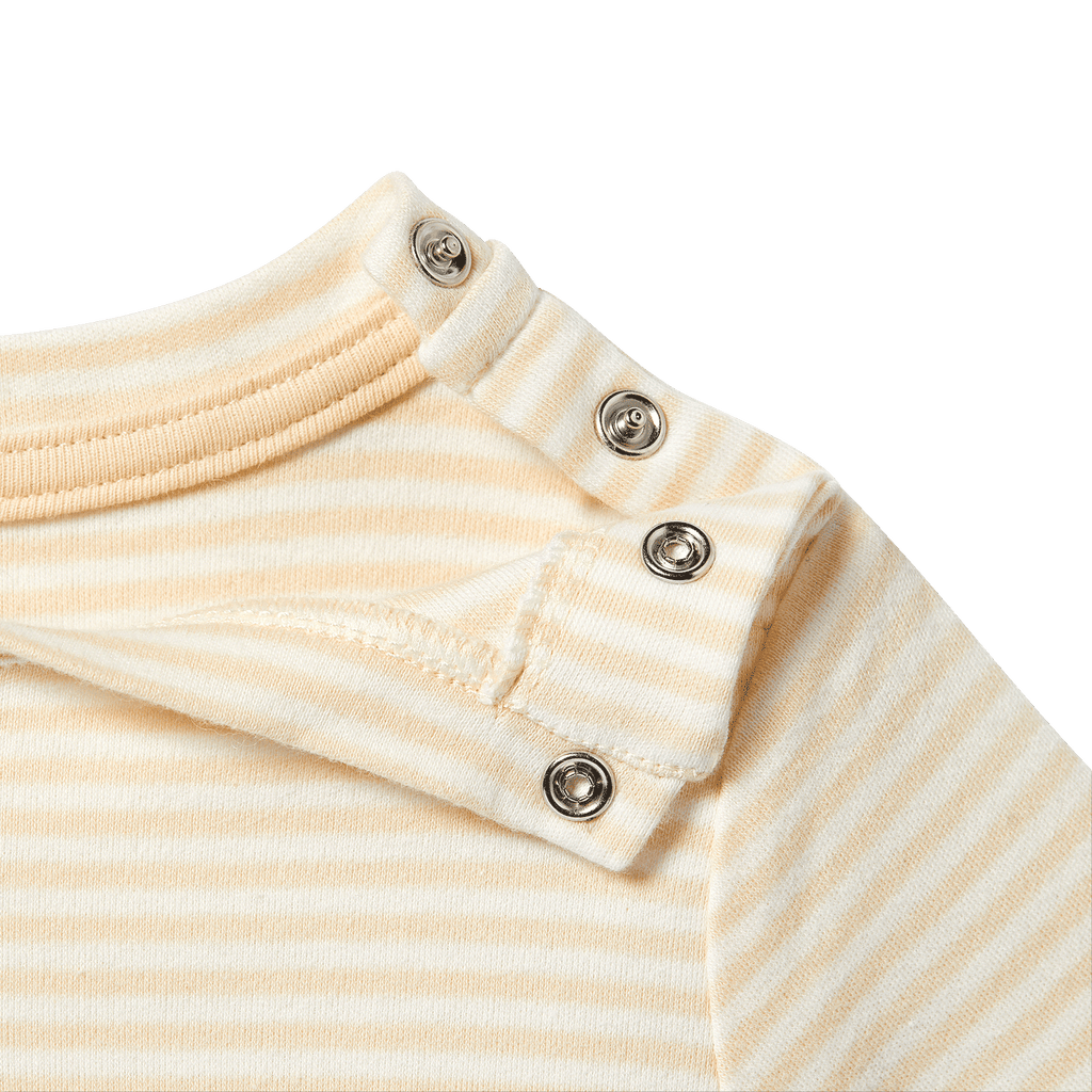 Detalle de la camiseta del BVB para niños pequeños, con un estampado de rayas amarillas y blancas y prácticos botones a presión en el hombro.