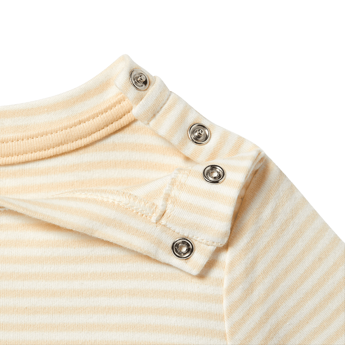 Detalle de la camiseta del BVB para niños pequeños, con un estampado de rayas amarillas y blancas y prácticos botones a presión en el hombro.