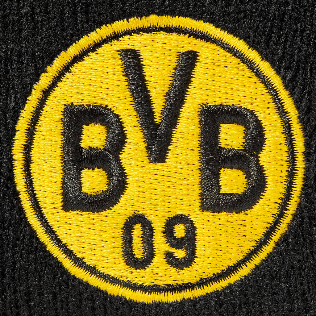 Vista dettagliata di un berretto per bambini del BVB di colore nero con il logo giallo del BVB ricamato e la scritta "BVB 09". Perfetto per i tifosi del Borussia Dortmund.