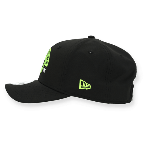 Vue de profil d'une casquette noire avec un imprimé fluo et le logo New Era brodé.