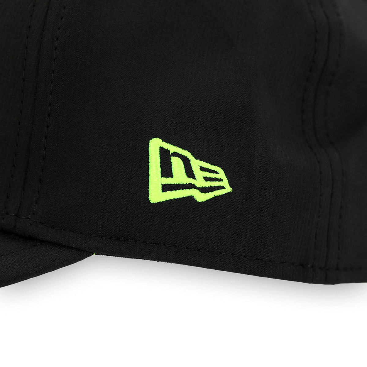 Black-and-yellow BVB cap in a retro design; front view of the BVB cap by New Era with an embroidered logo on the side.
