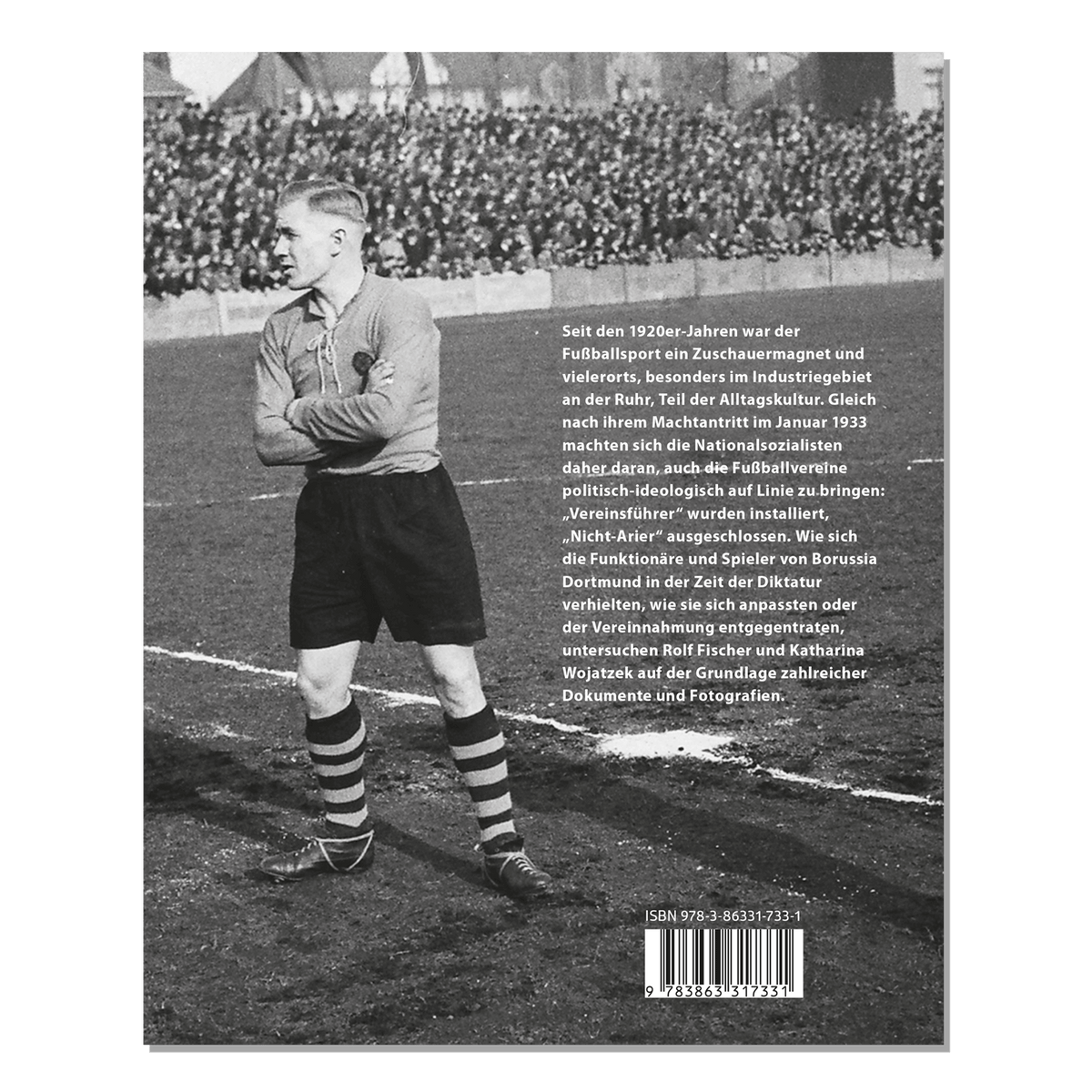 Historisches Schwarzweiß-Bild eines Borussia Dortmund Spielers aus der Zeit des Nationalsozialismus, mit Stadion und Publikum im Hintergrund.