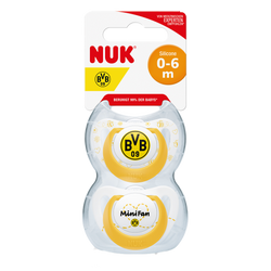 Doppelpack Schnuller von NUK in den Farben schwarzgelb mit BVB-Logo und MiniFan-Schriftzug, geeignet für Babys von 0-6 Monaten.