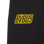 黑色多特蒙德（BVB）儿童运动裤，配有醒目的黄色BVB09标志；穿着舒适，是年轻多特蒙德球迷的理想之选。