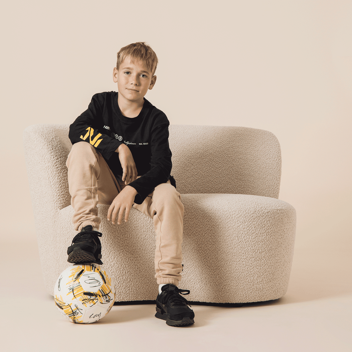 Schwarzes BVB Longsleeve oversized für Kinder mit gelbem BVB-Logo am Ärmel. Tragekomfort, perfekt für junge Fans von Borussia Dortmund.