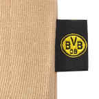 Pantaloni da bambino del BVB color beige con logo BVB 09 nero e giallo integrato su un'etichetta: un articolo perfetto per i giovani tifosi del Borussia Dortmund.