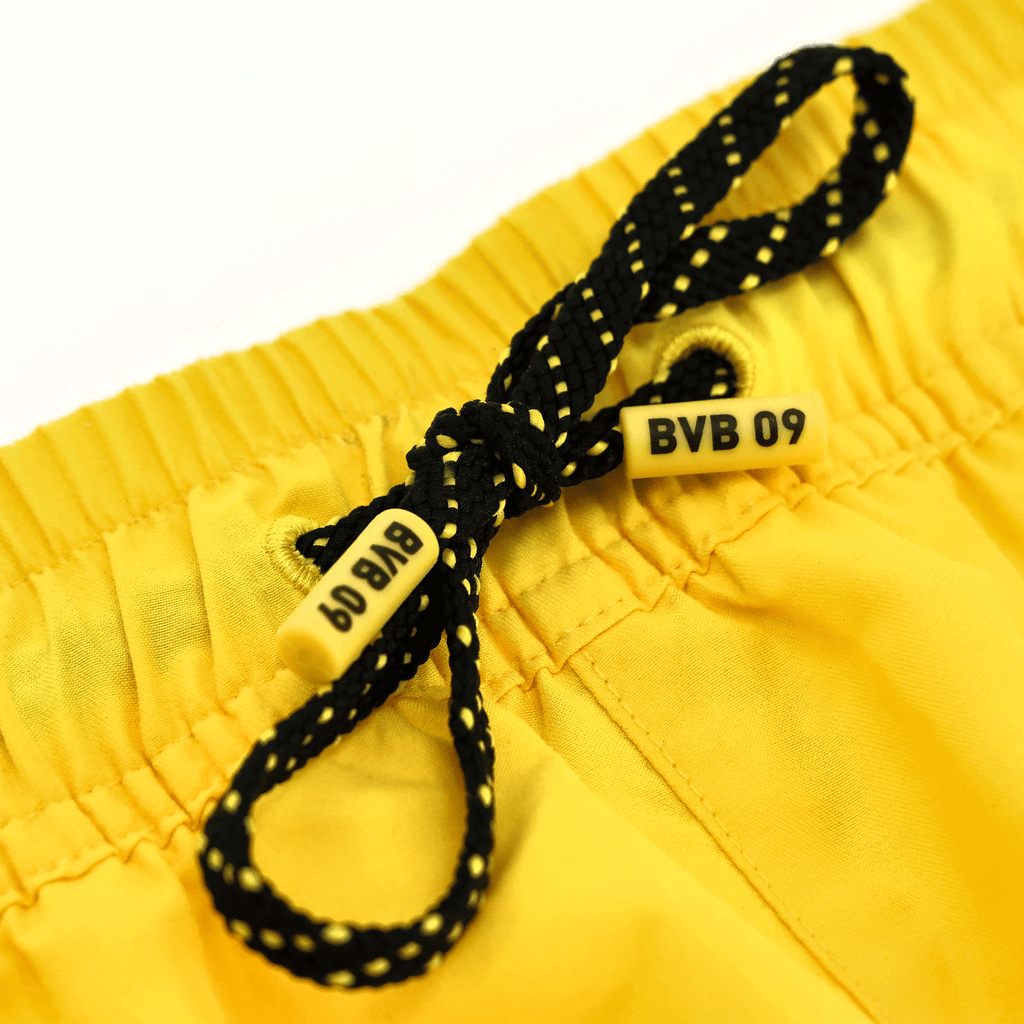 Maillot de bain pour homme de couleur jaune, avec un cordon de serrage noir et jaune et le logo BVB 09, idéal comme article de supporter et pour les activités sportives.