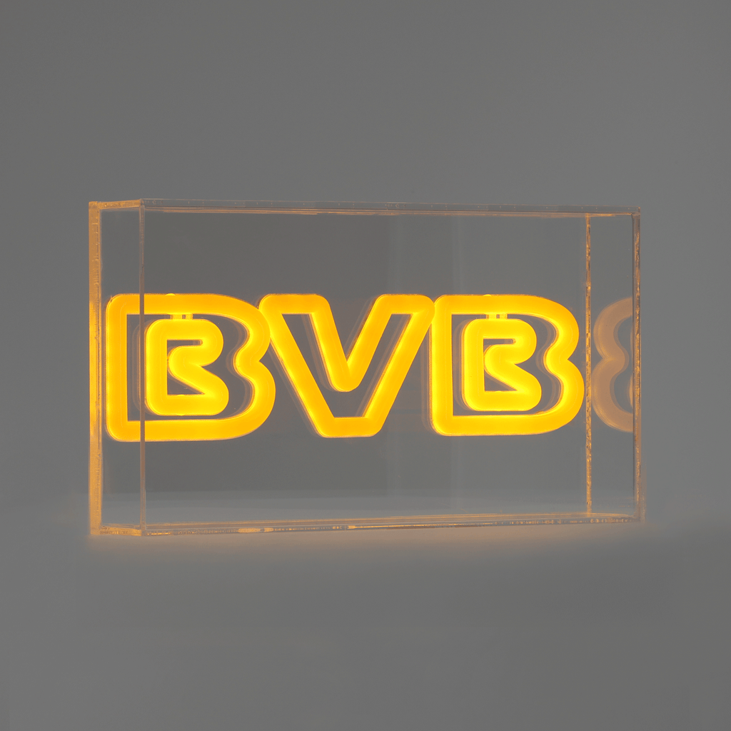 Lichtbox mit leuchtendem BVB Schriftzug in schwarzgelb, perfekt als dekorativer Fanartikel für Borussia Dortmund Anhänger.