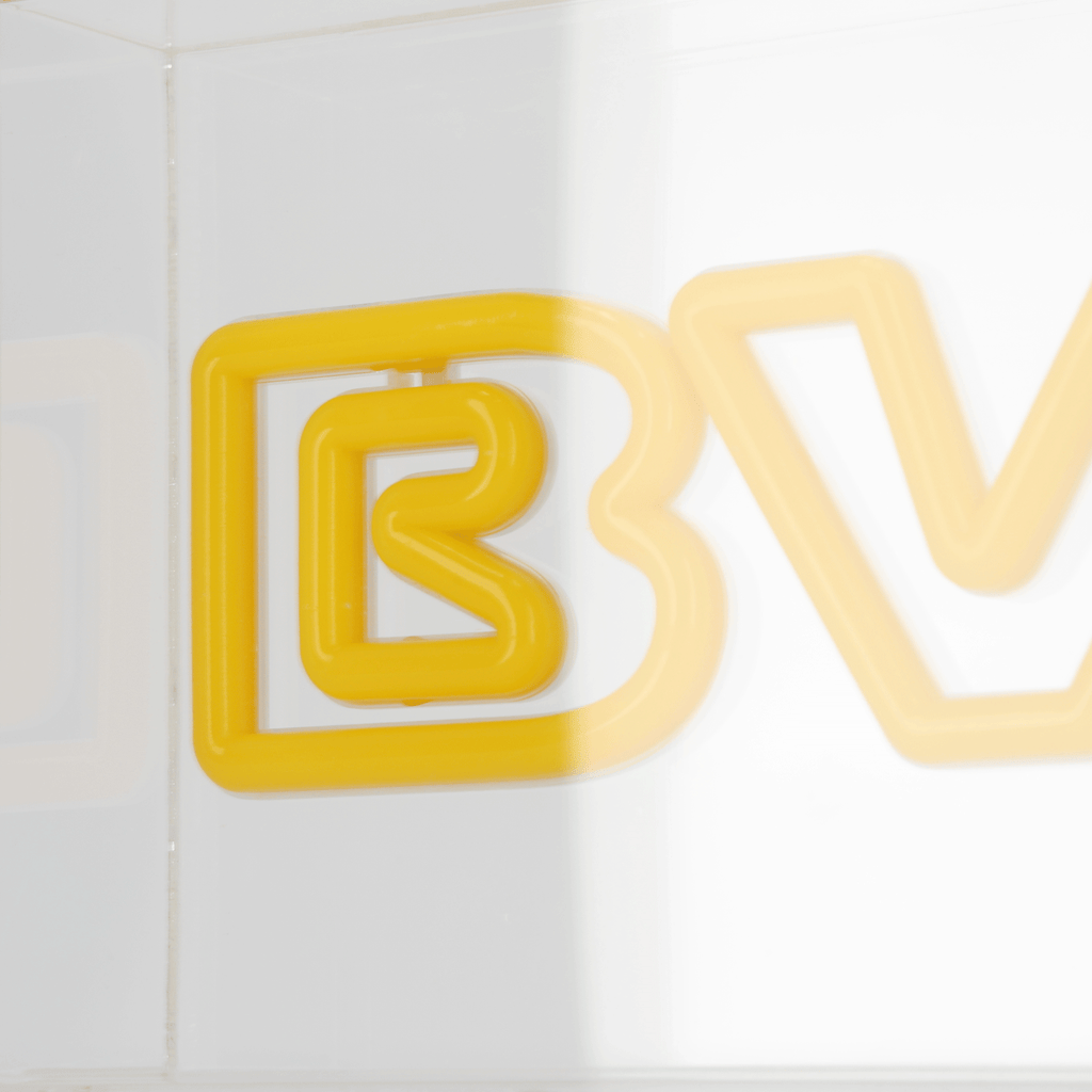 Dekorative BVB Lichtbox mit gelbem Schriftzug, ideal für Fans von Borussia Dortmund, perfekt als Beleuchtung oder Deko-Element.