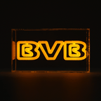 Leuchtende BVB Lichtbox mit ikonischem Schriftzug in schwarzgelb, geeignet als stilvolle Dekoration oder für treue Borussia Dortmund Fans.