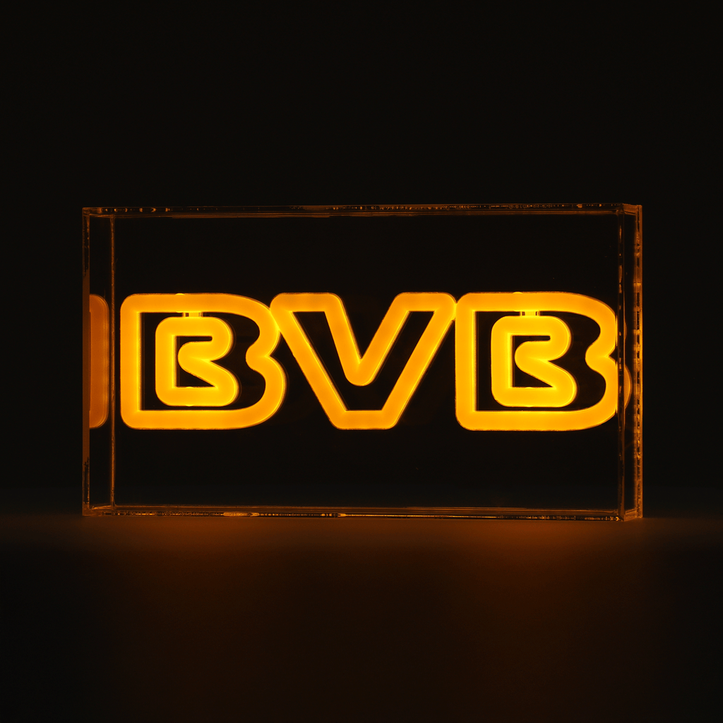 黒と黄色の象徴的なロゴが入った、光るBVBライトボックス。スタイリッシュなインテリアとして、あるいはボルシア・ドルトムントの熱心なファンへの贈り物として最適です。