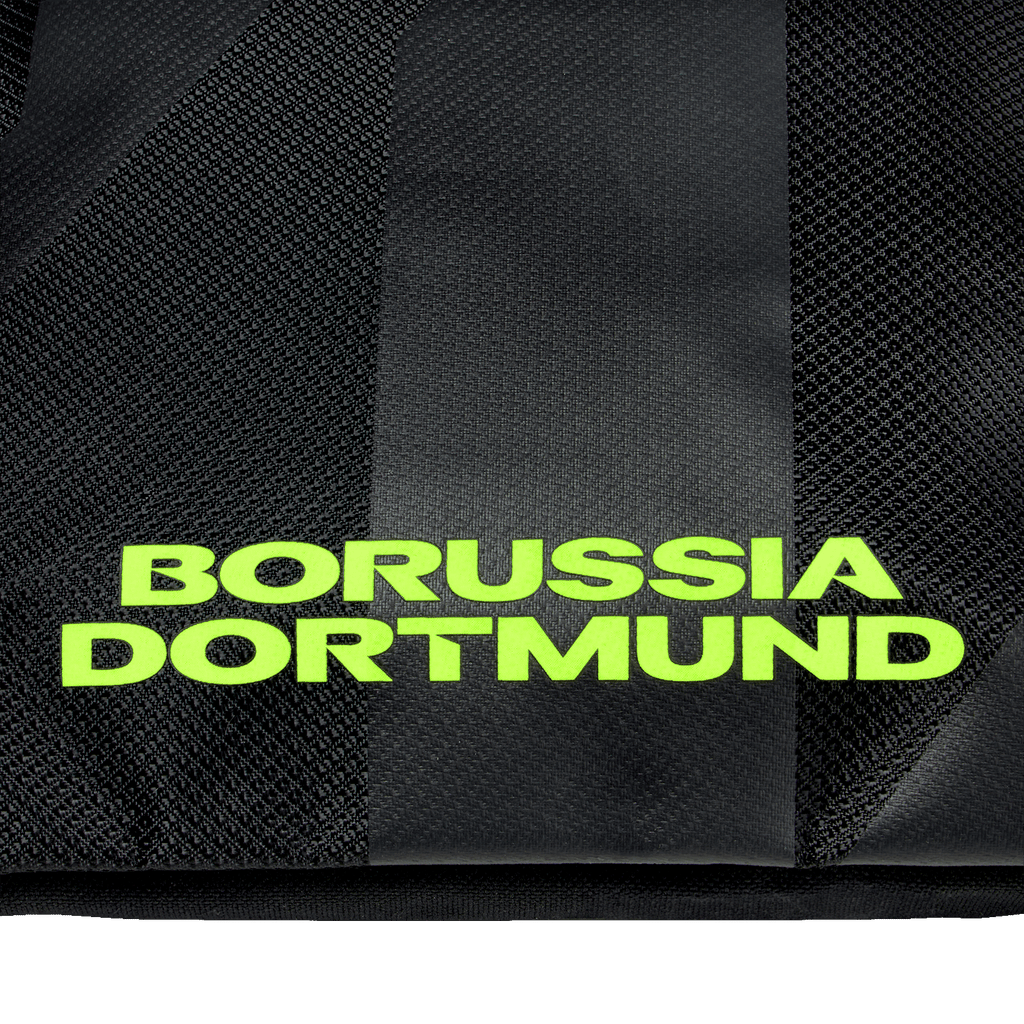 Bolsa de deporte negra del BVB con el logotipo del Borussia Dortmund en color neón fluorescente.