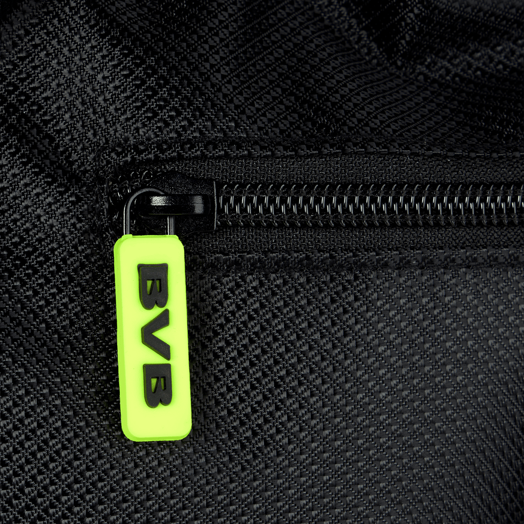 Primer plano de la bolsa de deporte negra del BVB con cremallera de color neón, ideal para los aficionados del Borussia Dortmund.