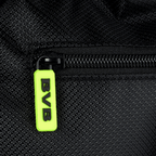 Primo piano della borsa da palestra nera del BVB con cerniera dai colori fluo, ideale per i tifosi del Borussia Dortmund.