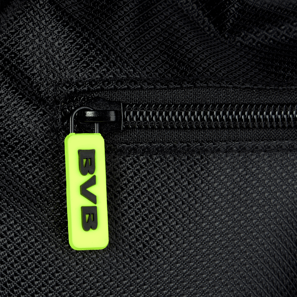 Primo piano della borsa da palestra nera del BVB con cerniera dai colori fluo, ideale per i tifosi del Borussia Dortmund.