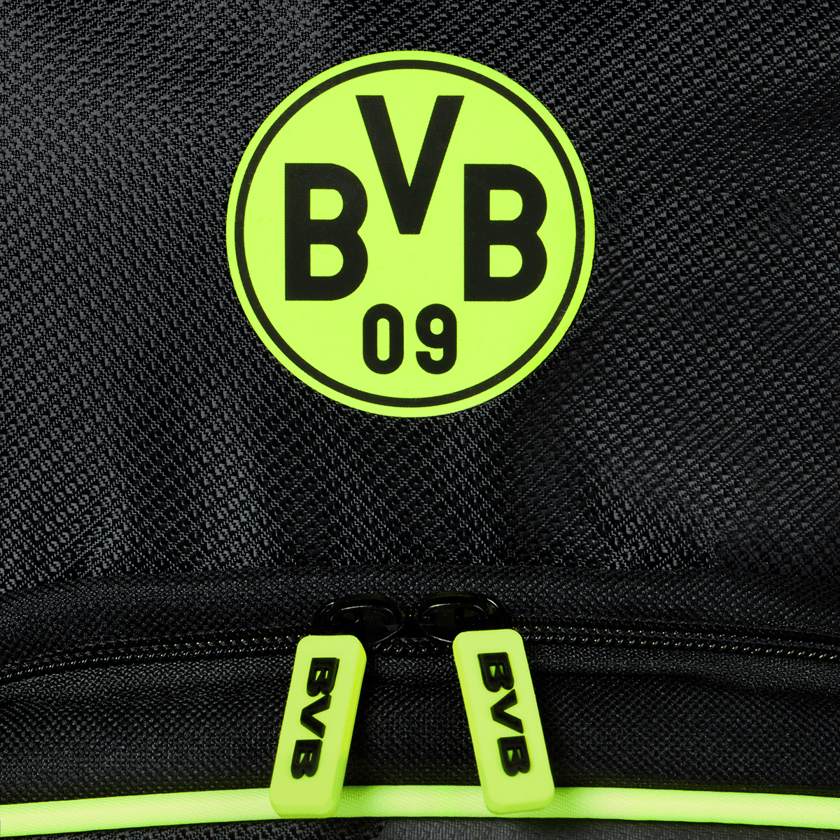 Sac à dos du BVB arborant le célèbre logo « BVB 09 » et des détails jaune fluo, idéal pour les supporters du Borussia Dortmund.