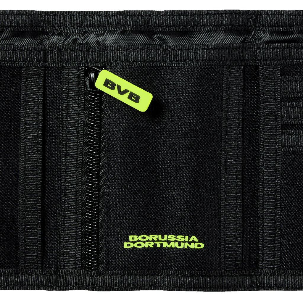 Portafoglio nero con design BVB, con la scritta “Borussia Dortmund” in giallo neon e un ciondolo per la cerniera con il logo BVB.