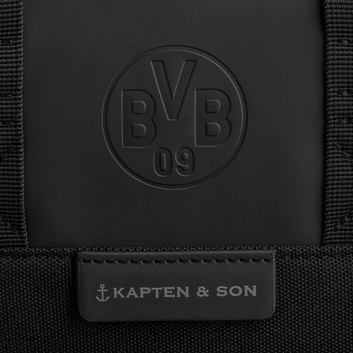 Zaino per bambini "Schwarzer Kapten & Son Bergen" con logo BVB 09, dal design elegante e dalle finiture di alta qualità, ideale per i giovani tifosi.