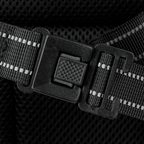 BVB x Kapten & Son Bergen 儿童双肩包上黑色搭扣及背带的特写镜头。