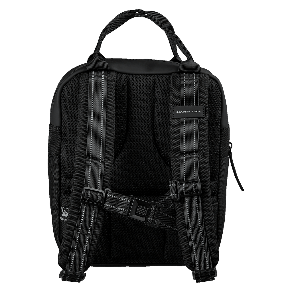 Schwarzer BVB x Kapten & Son Bergen Kids Rucksack in der Rückansicht mit gut gepolsterten Trägern und hochwertigem Design.