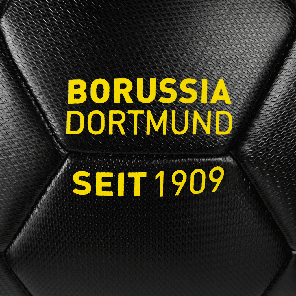 Pallone da calcio nero con goffratura gialla, articolo ufficiale per i tifosi del BVB con la scritta “Borussia Dortmund” e “dal 1909”.