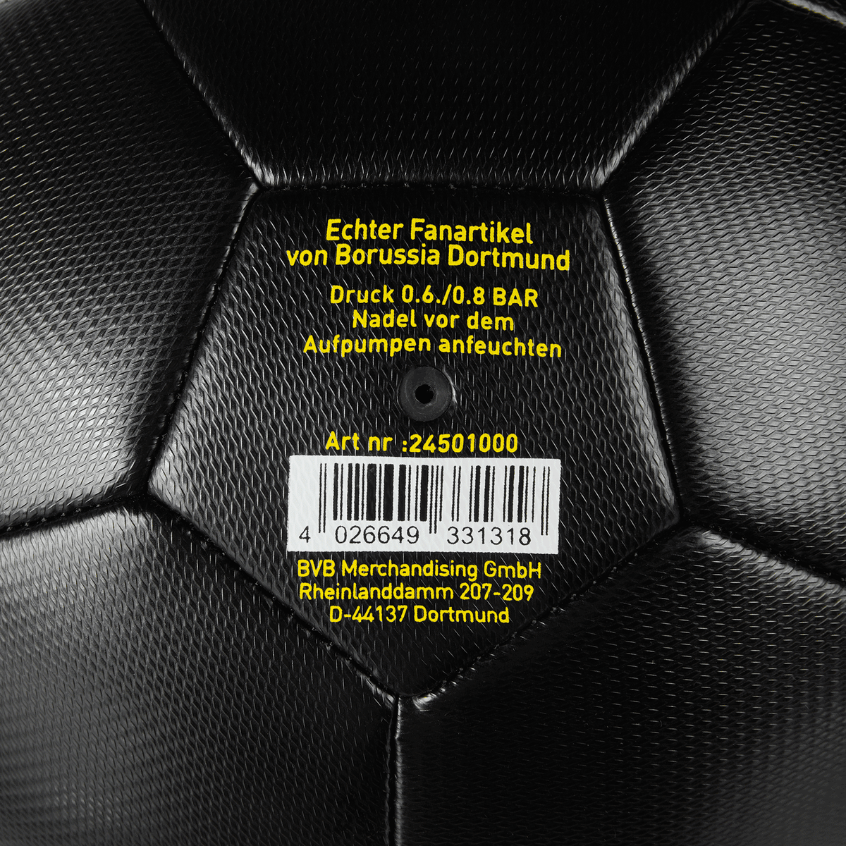 Il pallone da calcio nero del BVB, con design in rilievo e scritte gialle, è un articolo ufficiale del Borussia Dortmund, perfetto per i tifosi e gli appassionati di calcio.