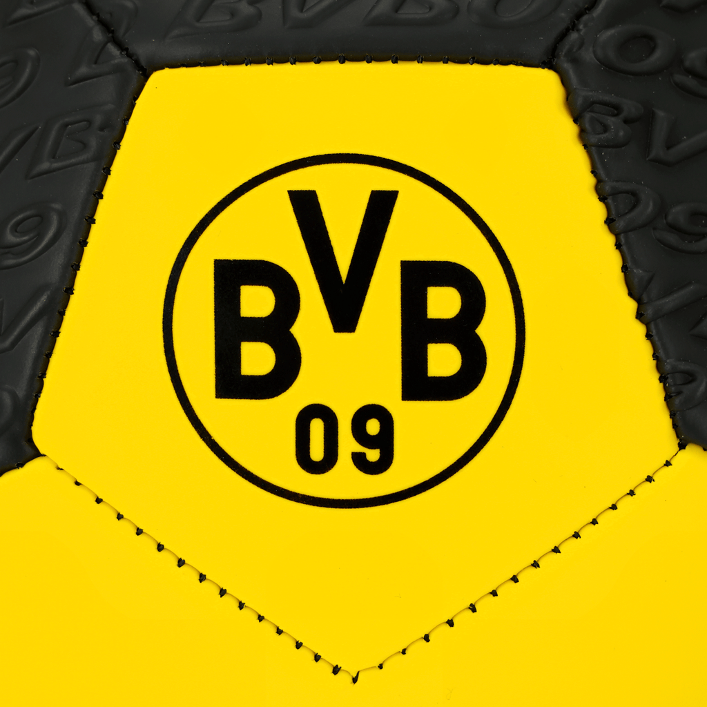 黒と黄色のデザインで、BVBのロゴがエンボス加工されたBVBのボールのクローズアップ写真。