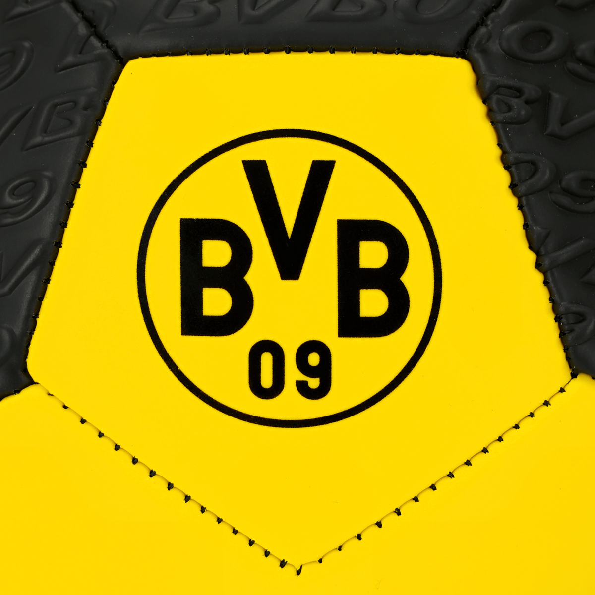 黒と黄色のデザインで、BVBのロゴがエンボス加工されたBVBのボールのクローズアップ写真。
