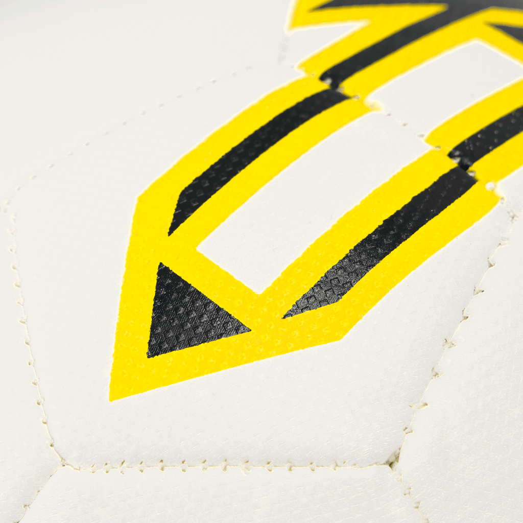 Primo piano del disegno di un pallone del BVB con dettagli nero-gialli su sfondo bianco, ideale per i tifosi del Borussia Dortmund.