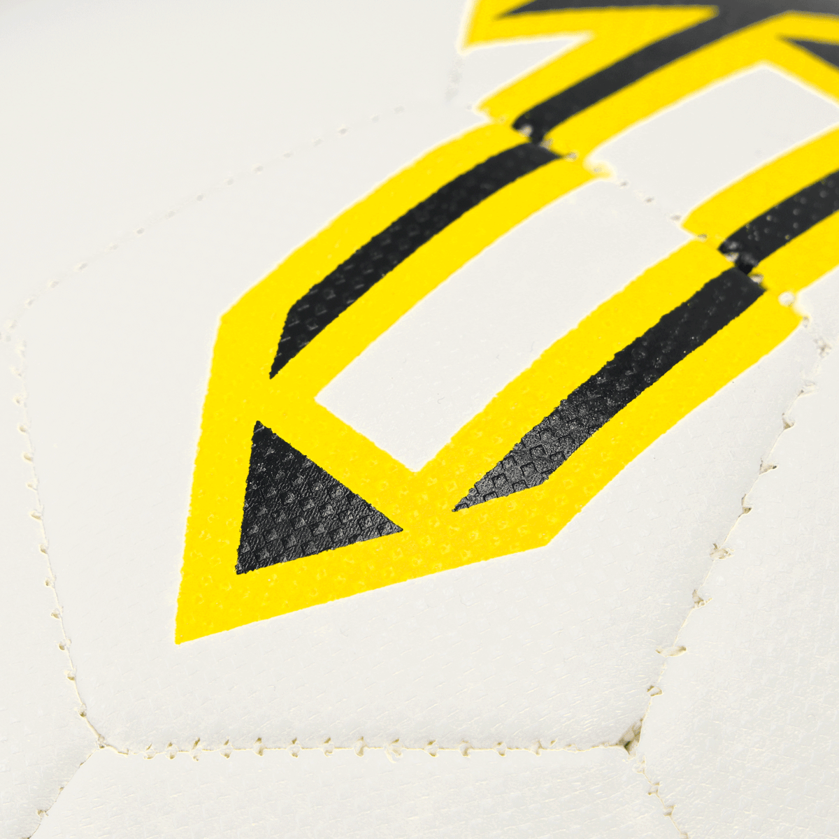 Primo piano del disegno di un pallone del BVB con dettagli nero-gialli su sfondo bianco, ideale per i tifosi del Borussia Dortmund.