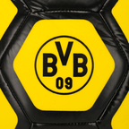 Imagen detallada de un balón de fútbol del BVB de color negro y amarillo, de tamaño 5 y con certificación Fairtrade, con el escudo del BVB.