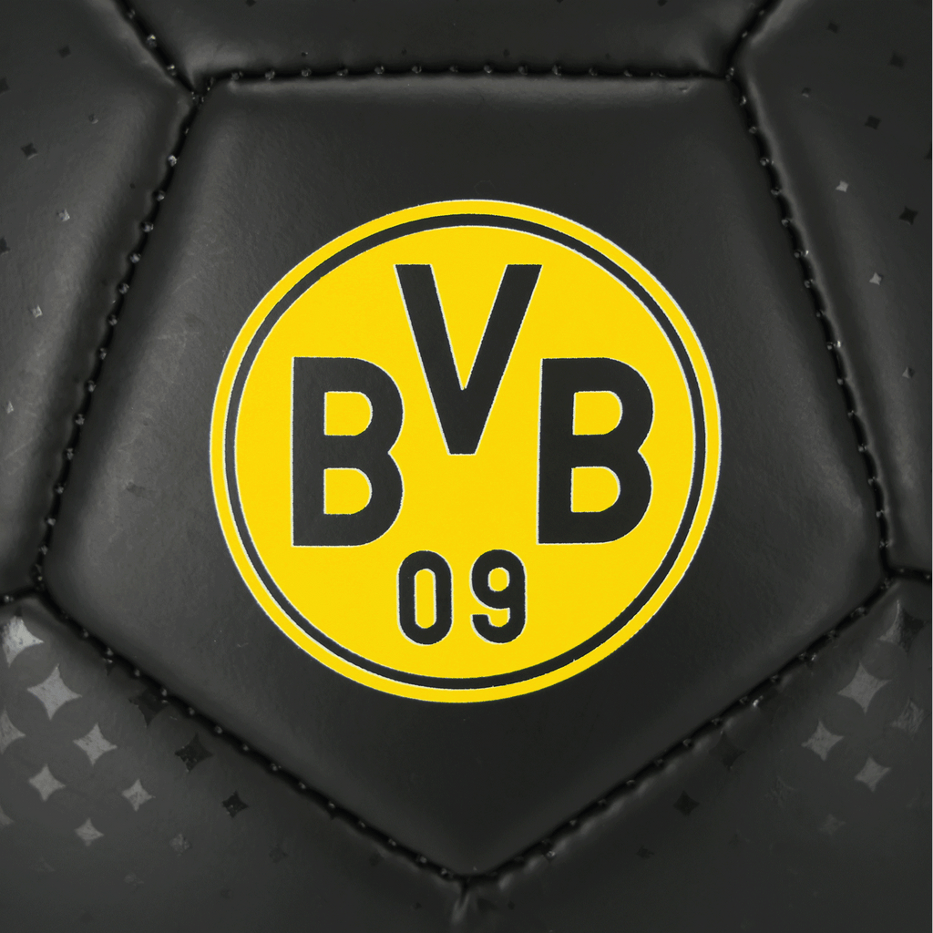 Gros plan sur un ballon du BVB noir et jaune arborant le logo « BVB 09 » au centre, idéal pour les supporters du Borussia Dortmund.