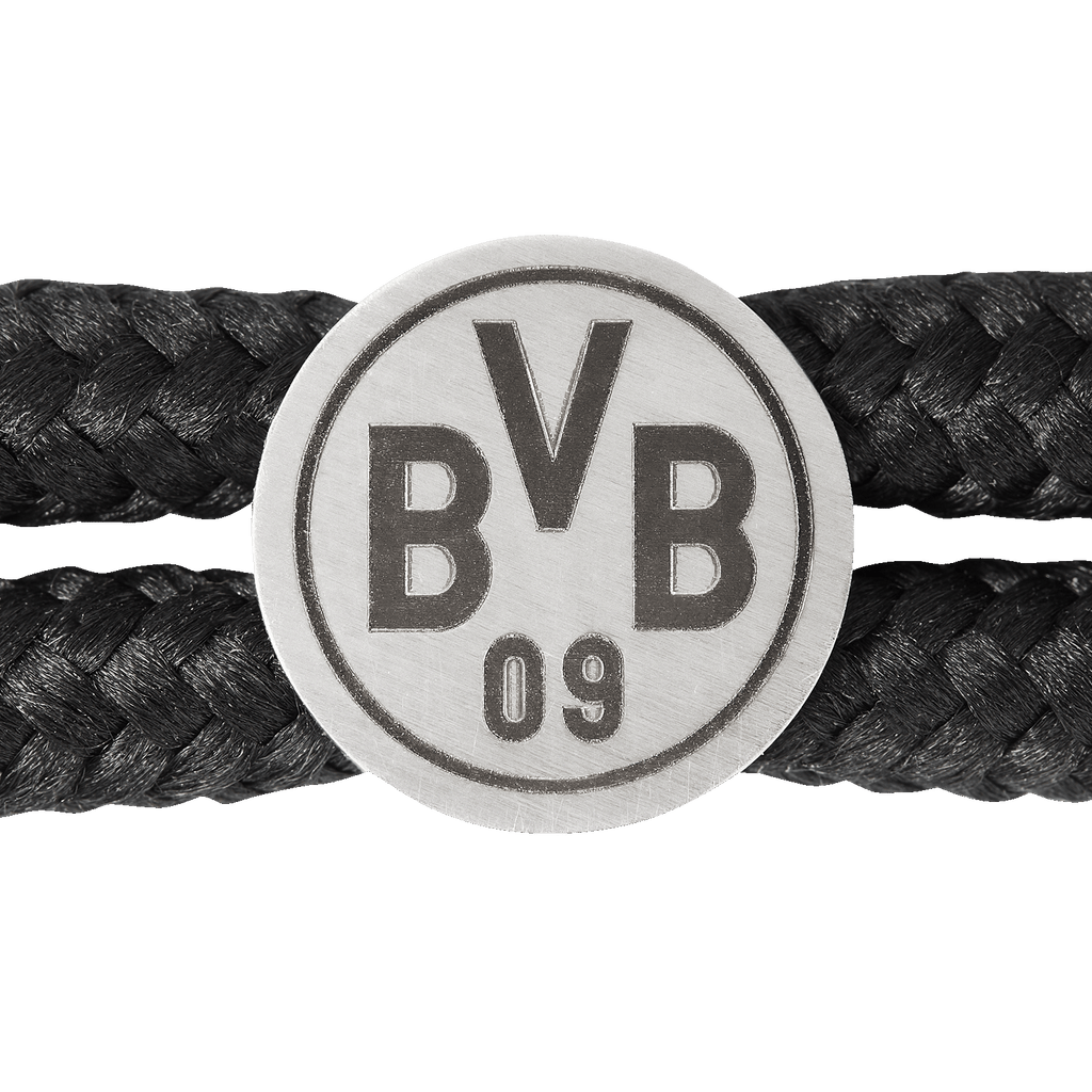 黑色编织手链，配有圆形银色BVB 09队徽，表面带有压花纹理，是一款优雅的球迷配饰。