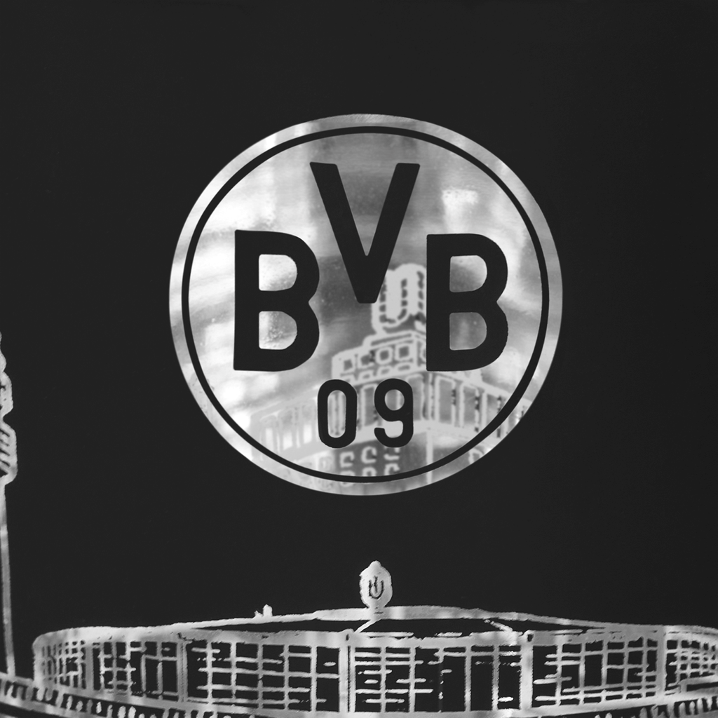 Lanterna nera del BVB con il logo argentato “BVB 09” e la scritta stilizzata “SIGNAL IDUNA PARK”, ideale per i tifosi del BVB e i collezionisti.