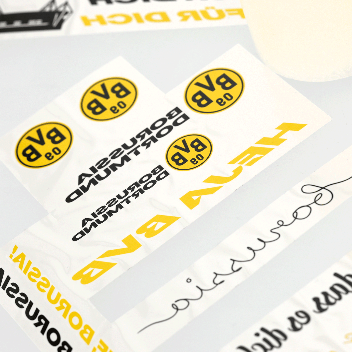 Lámina para velas «hazlo tú mismo» con motivos y leyendas del BVB en negro y amarillo, ideal para crear decoraciones personalizadas para los aficionados del Borussia Dortmund.