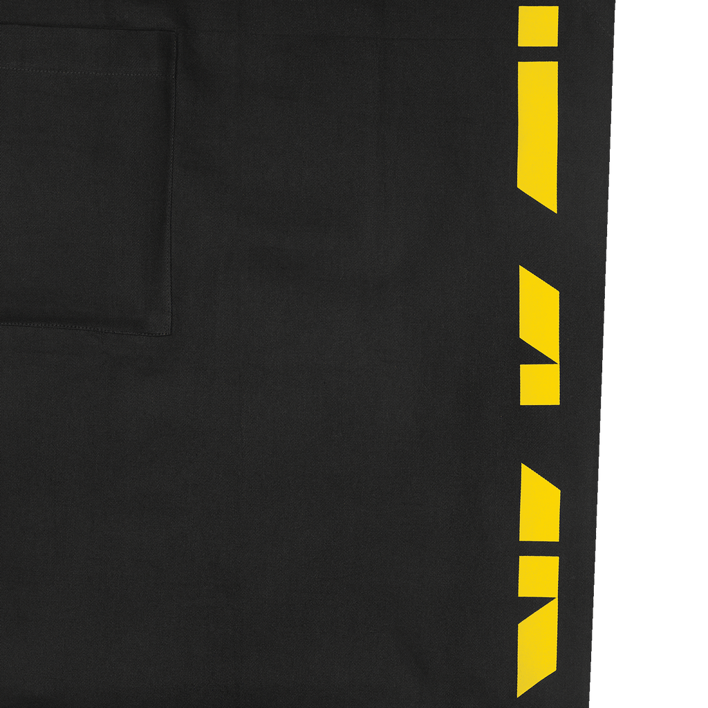 Tablier noir du BVB avec des détails jaunes, pratique pour la cuisine et les barbecues, doté d'une poche et d'un design moderne.
