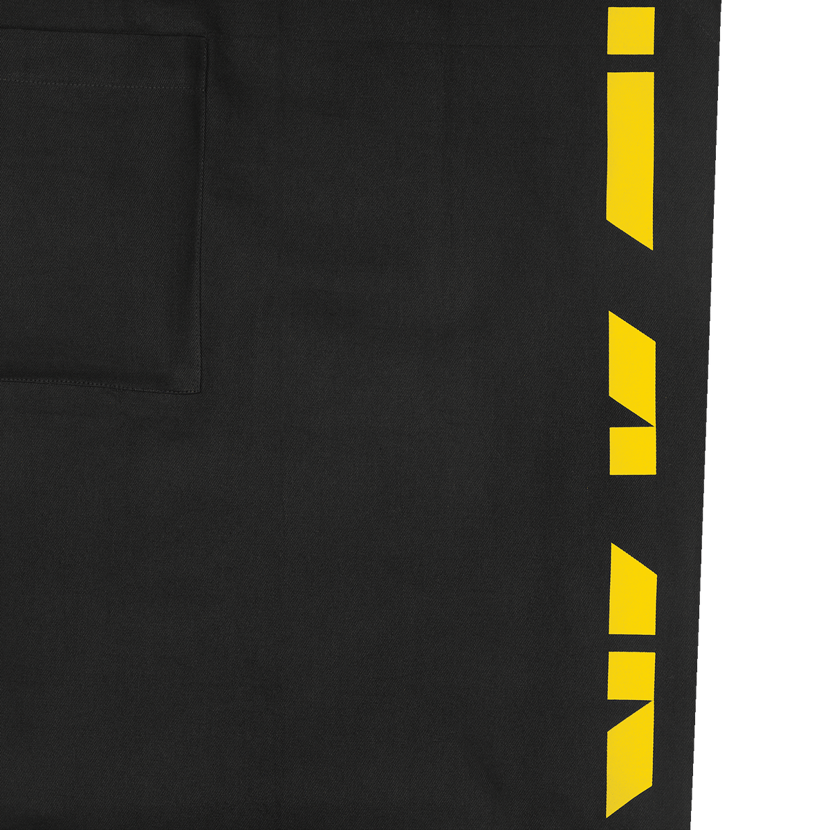 Tablier noir du BVB avec des détails jaunes, pratique pour la cuisine et les barbecues, doté d'une poche et d'un design moderne.
