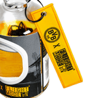 Eine Flasche BVB Flight Mode Gin mit gelbem Schlüsselanhänger und Stadiongrafik, exklusiv zum Stadionjubiläum erhältlich.