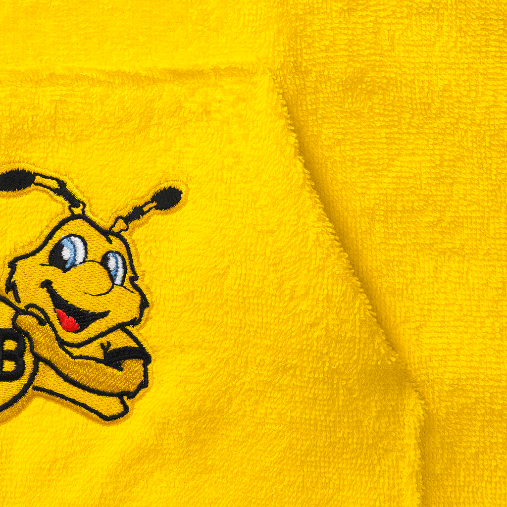 El poncho de baño del BVB, con el motivo de EMMA en amarillo y el logotipo del BVB en negro, ofrece comodidad y es perfecto para los jóvenes aficionados.