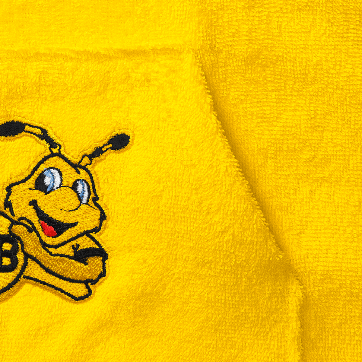 El poncho de baño del BVB, con el motivo de EMMA en amarillo y el logotipo del BVB en negro, ofrece comodidad y es perfecto para los jóvenes aficionados.