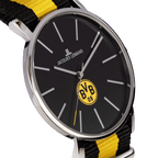 Orologio nero del BVB firmato Jacques Lemans dal design minimalista, con cinturino in nylon nero e giallo e logo del BVB ben visibile sul quadrante.