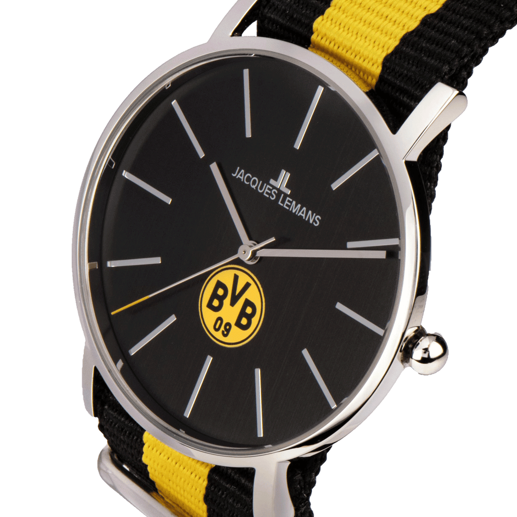 Elegante orologio del BVB con cinturino in nylon nero e giallo, quadrante nero, logo BVB ben visibile e scritta “Jacques Lemans”.
