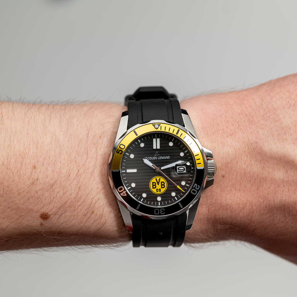 Moderno orologio del BVB con cinturino in silicone nero e dettagli gialli, quadrante con logo del BVB, ideale per i tifosi del Borussia Dortmund.
