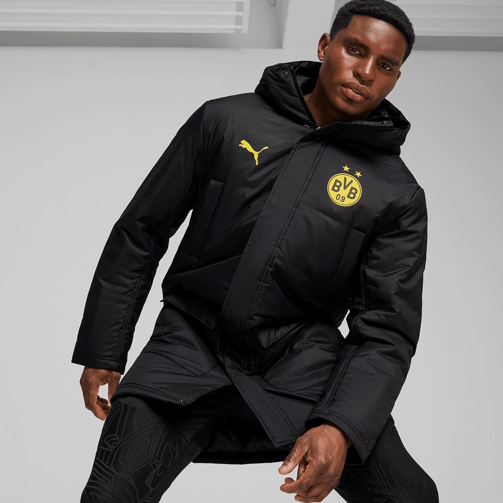 Veste d'hiver noir et jaune du BVB issue de la collection 24/25, ornée de l'emblème du BVB et du logo PUMA, idéale pour les fans de football.