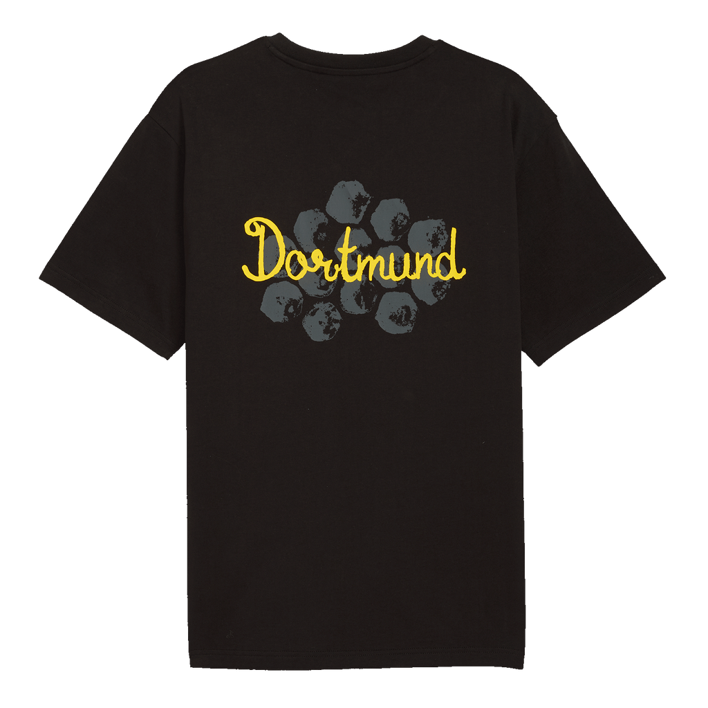 Schwarzes kurzärmeliges BVB-T-Shirt mit gelbem „Dortmund“-Schriftzug und grafischem Muster in Grau auf dem Rücken, ideal für Borussia Dortmund Fans.